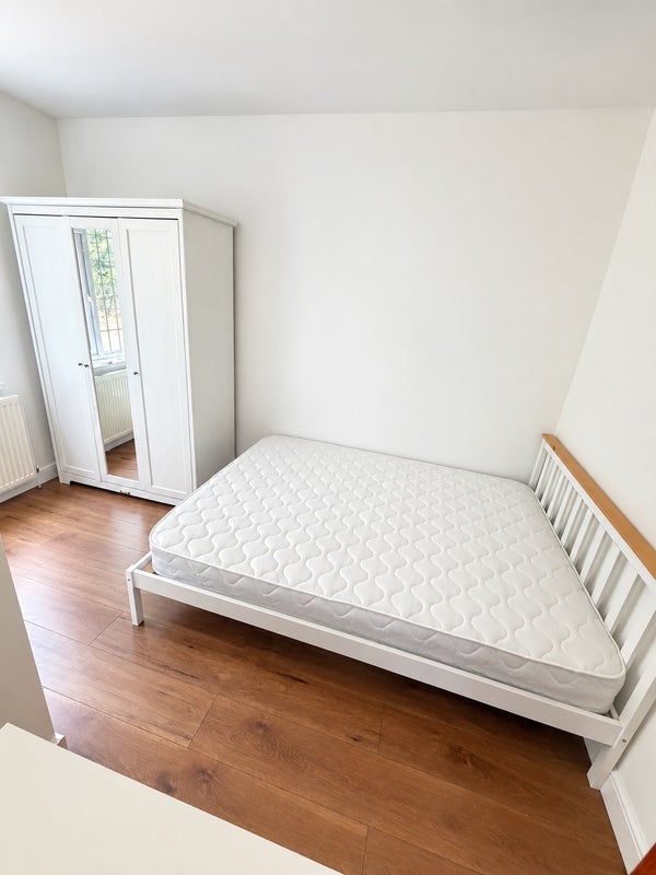 Room Luther King Close in Greater London