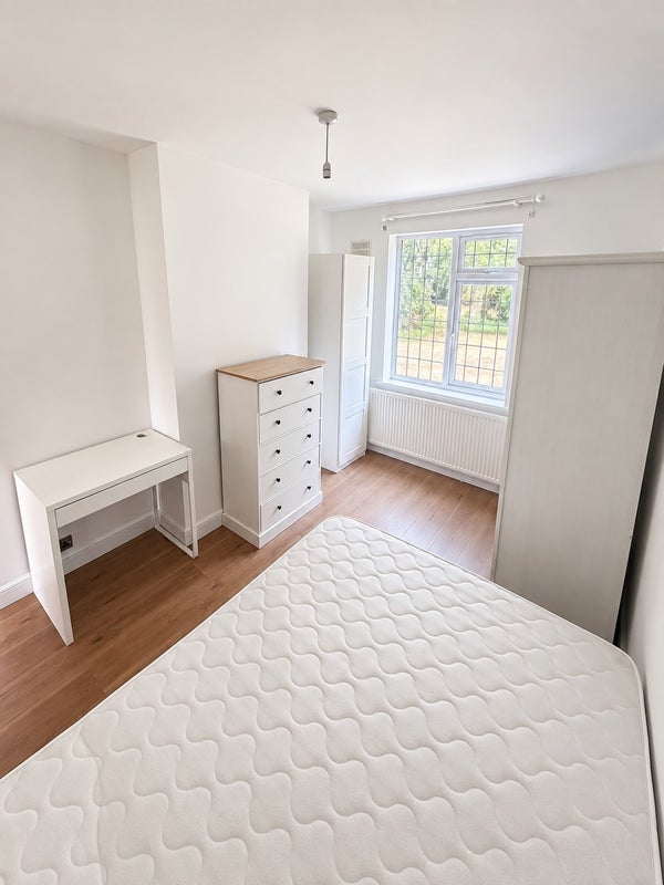 Room Luther King Close in Greater London