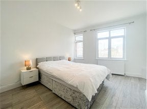 Flat Long Lane in Greater London