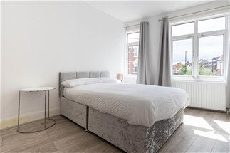Flat Long Lane in Greater London
