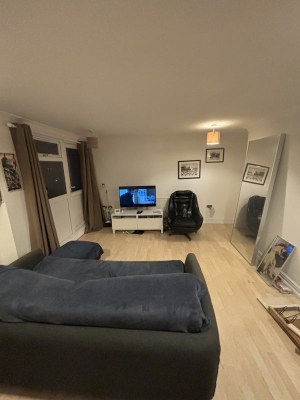 Flat Oak Crescent in Greater London