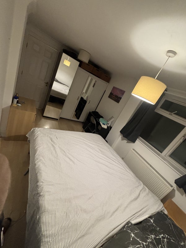 Flat Oak Crescent in Greater London