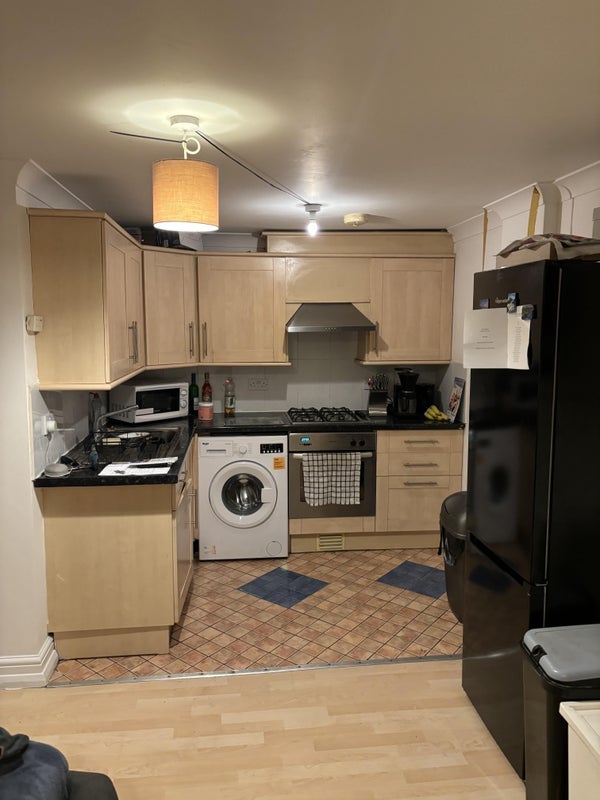 Flat Oak Crescent in Greater London