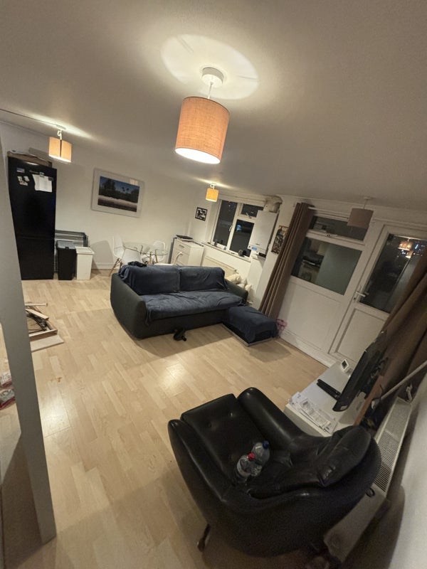 Flat Oak Crescent in Greater London