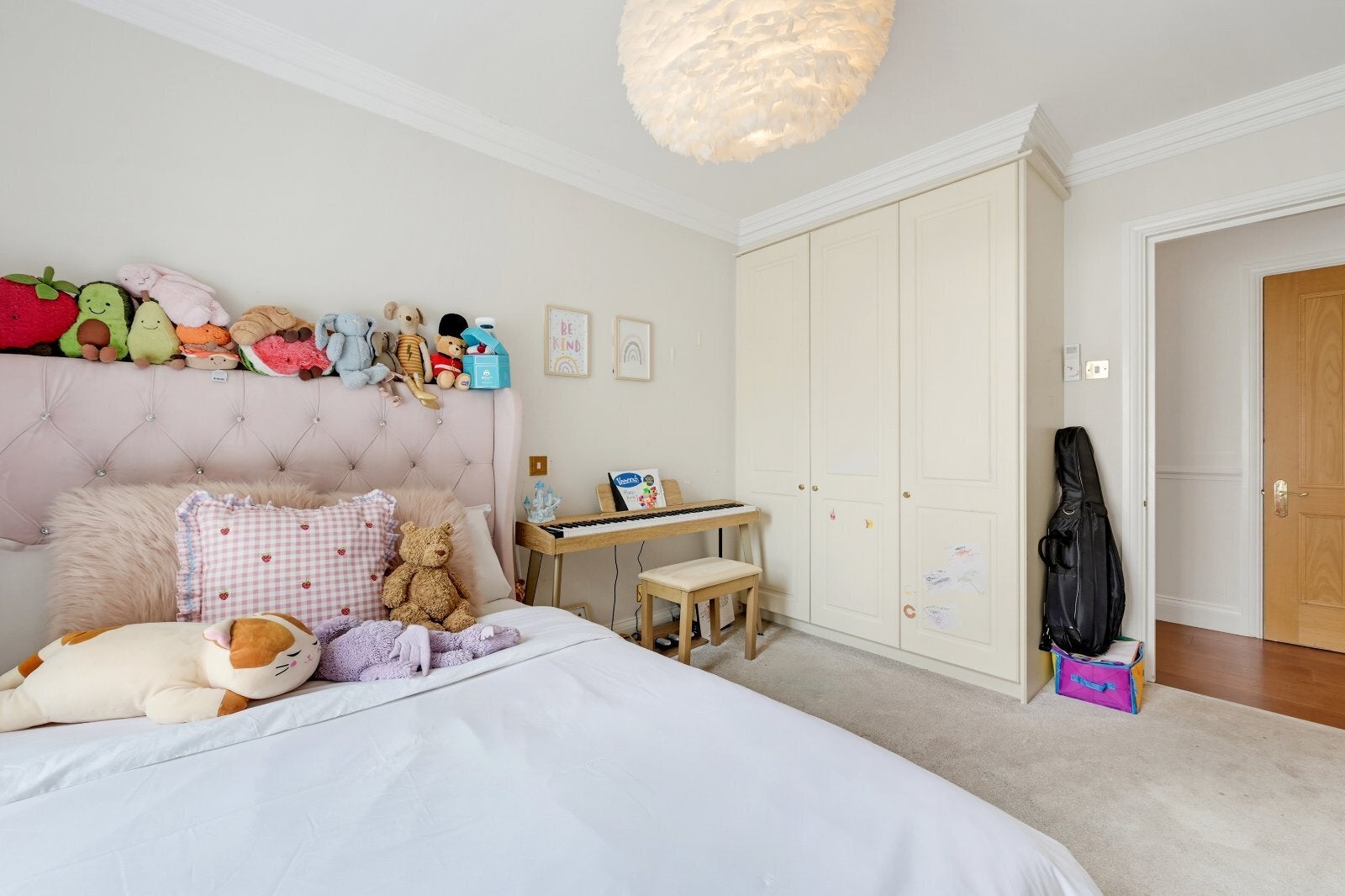 Flat Grosvenor Road in City of Westminster