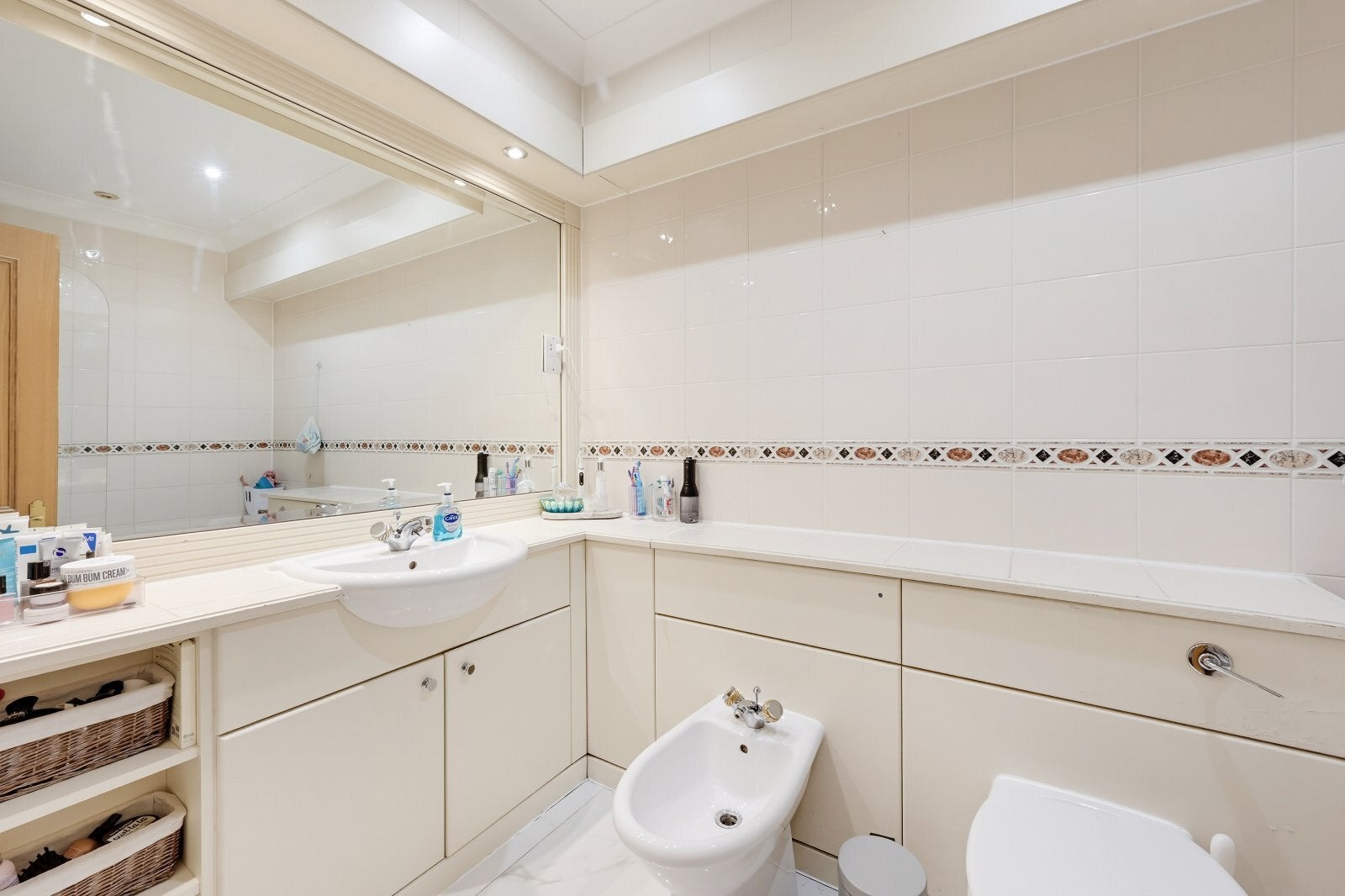 Flat Grosvenor Road in City of Westminster