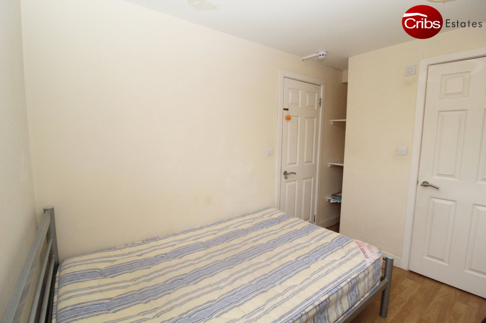 Room Hartfield Road in Greater London