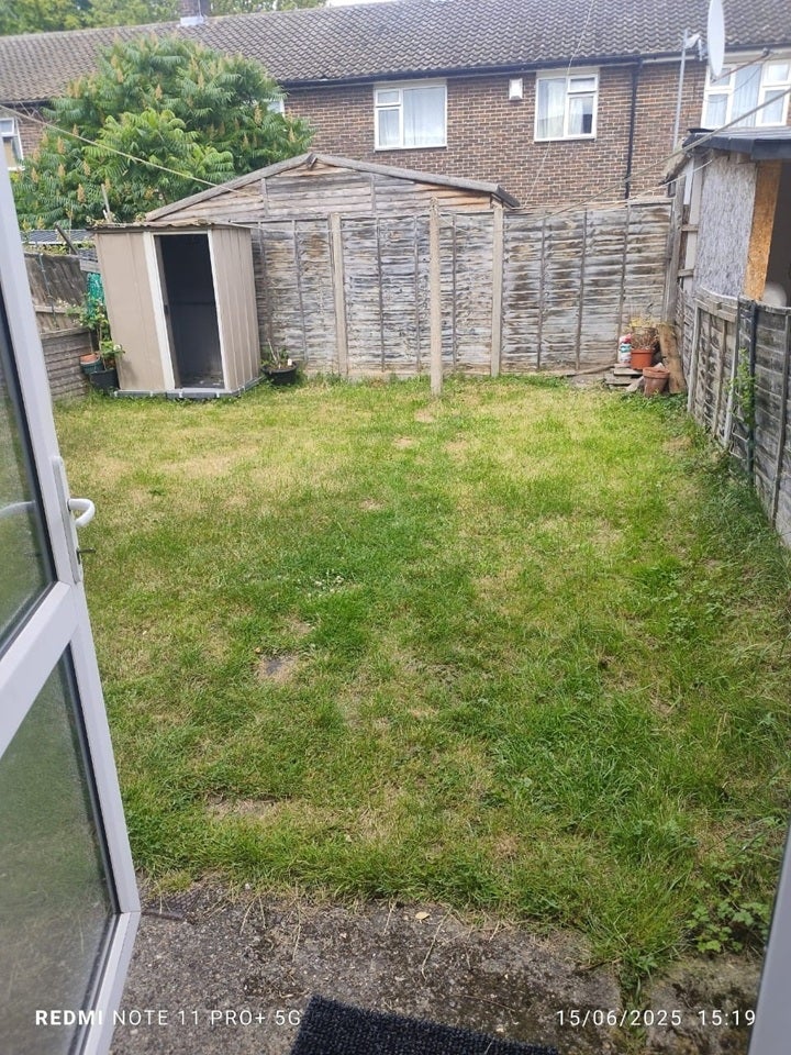 Room Peterstone Road in Greater London