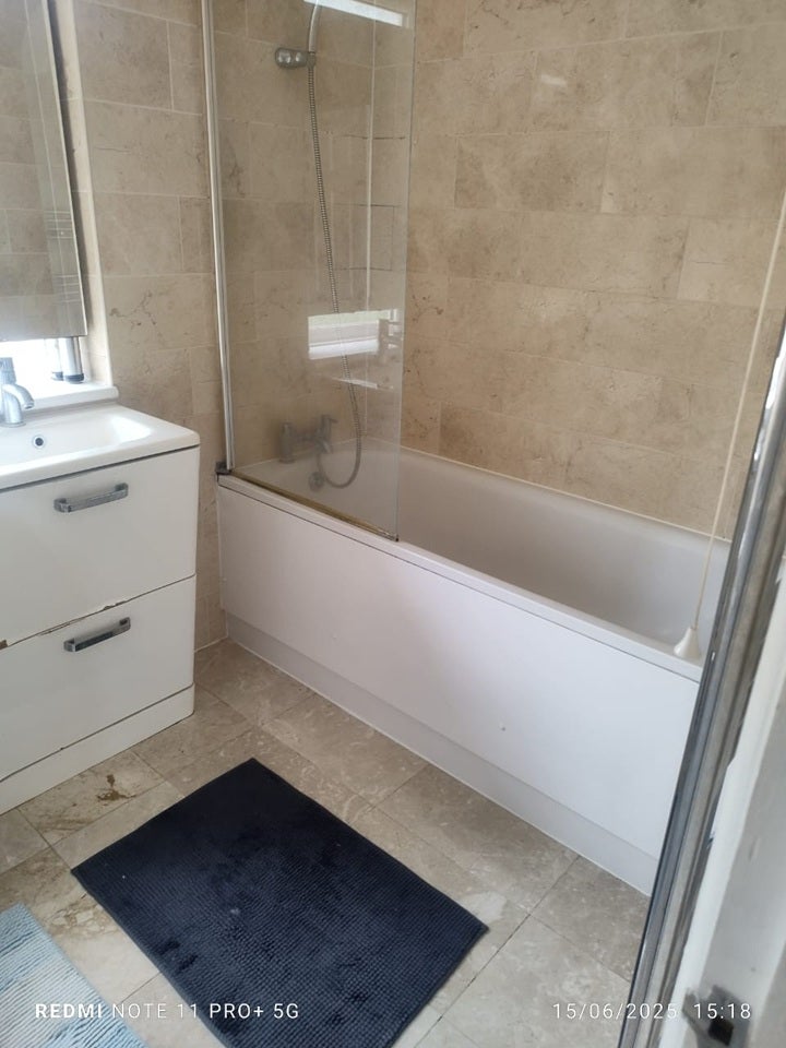 Room Peterstone Road in Greater London