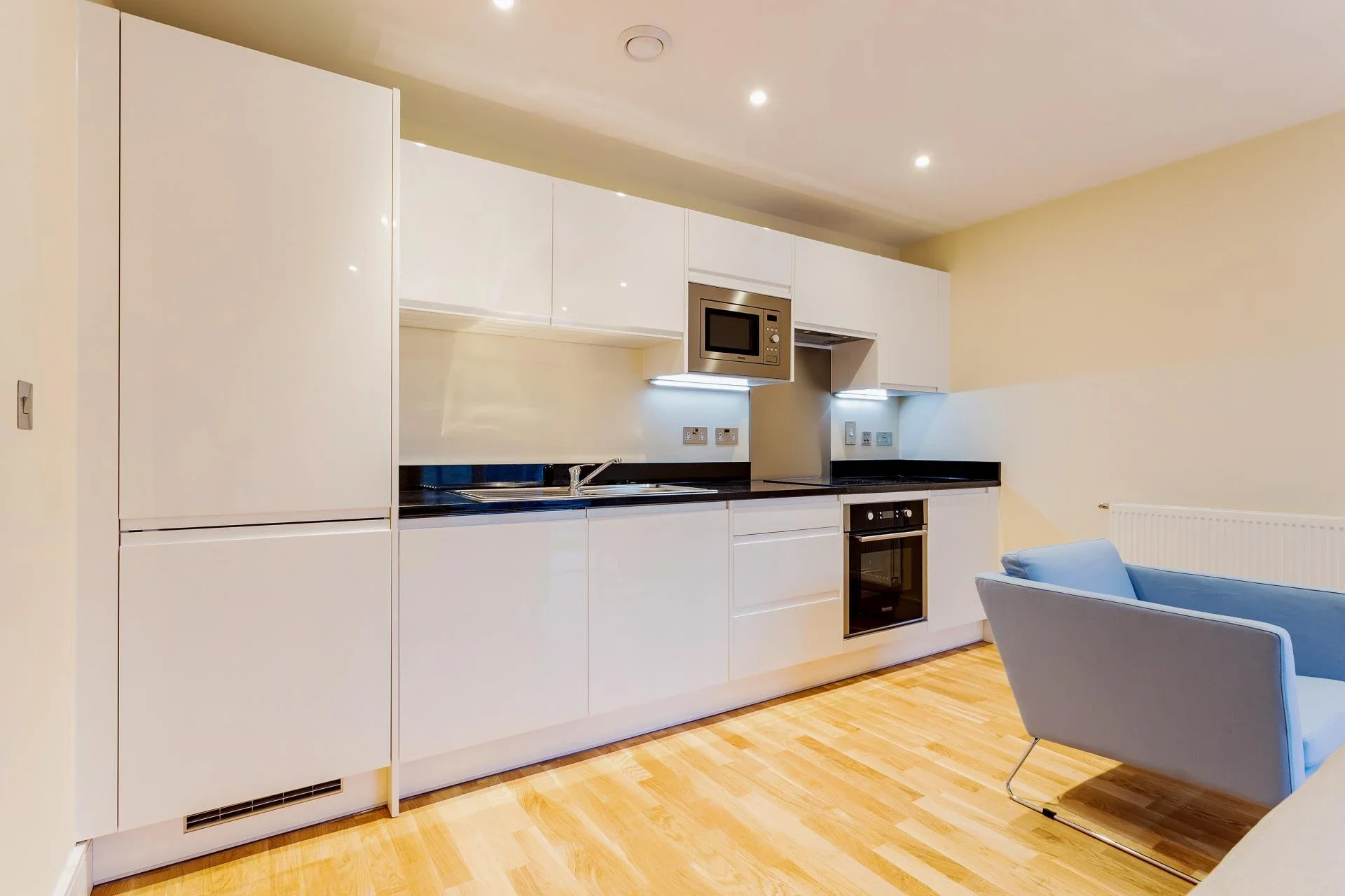 Flat Hertsmere Road in Greater London