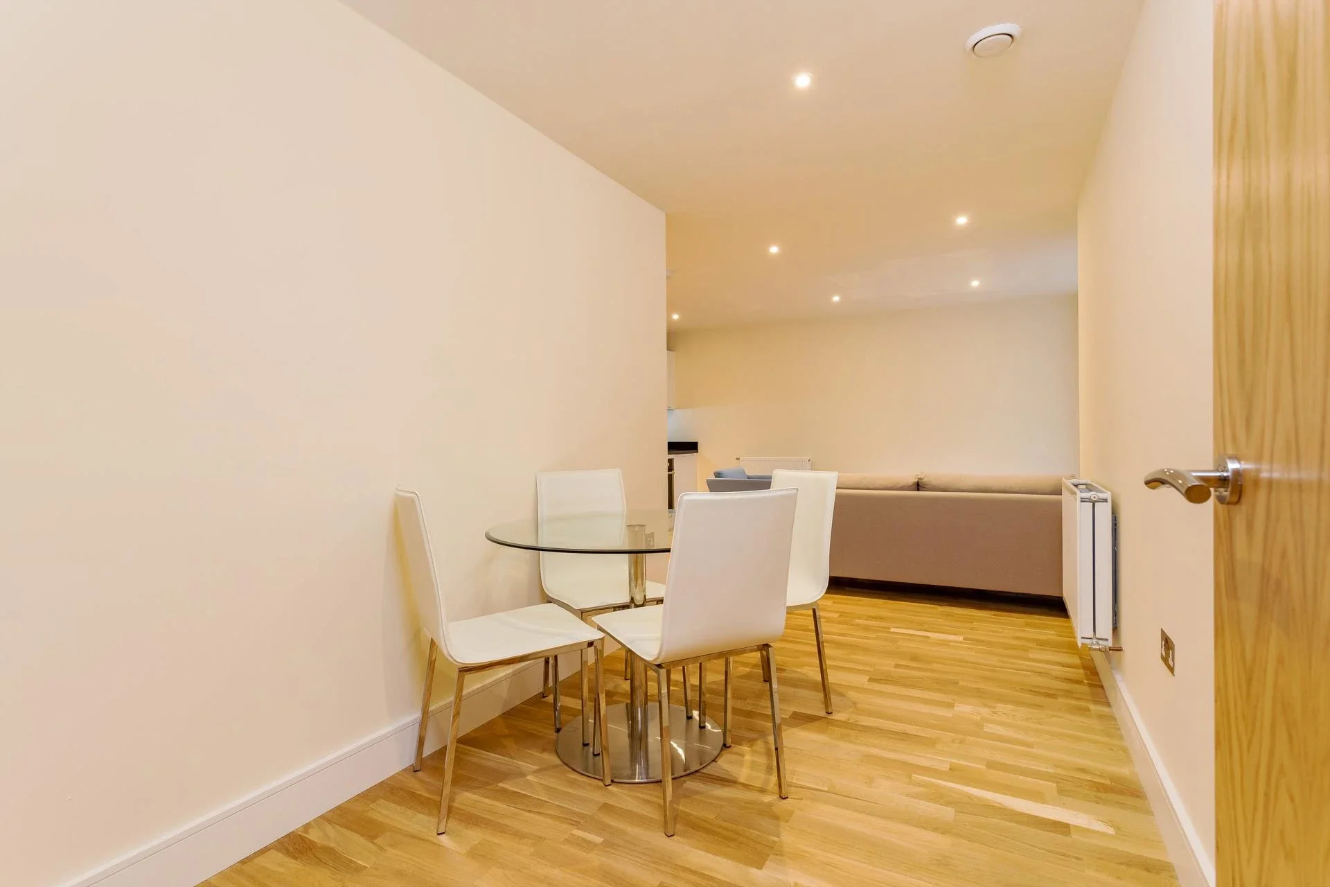 Flat Hertsmere Road in Greater London