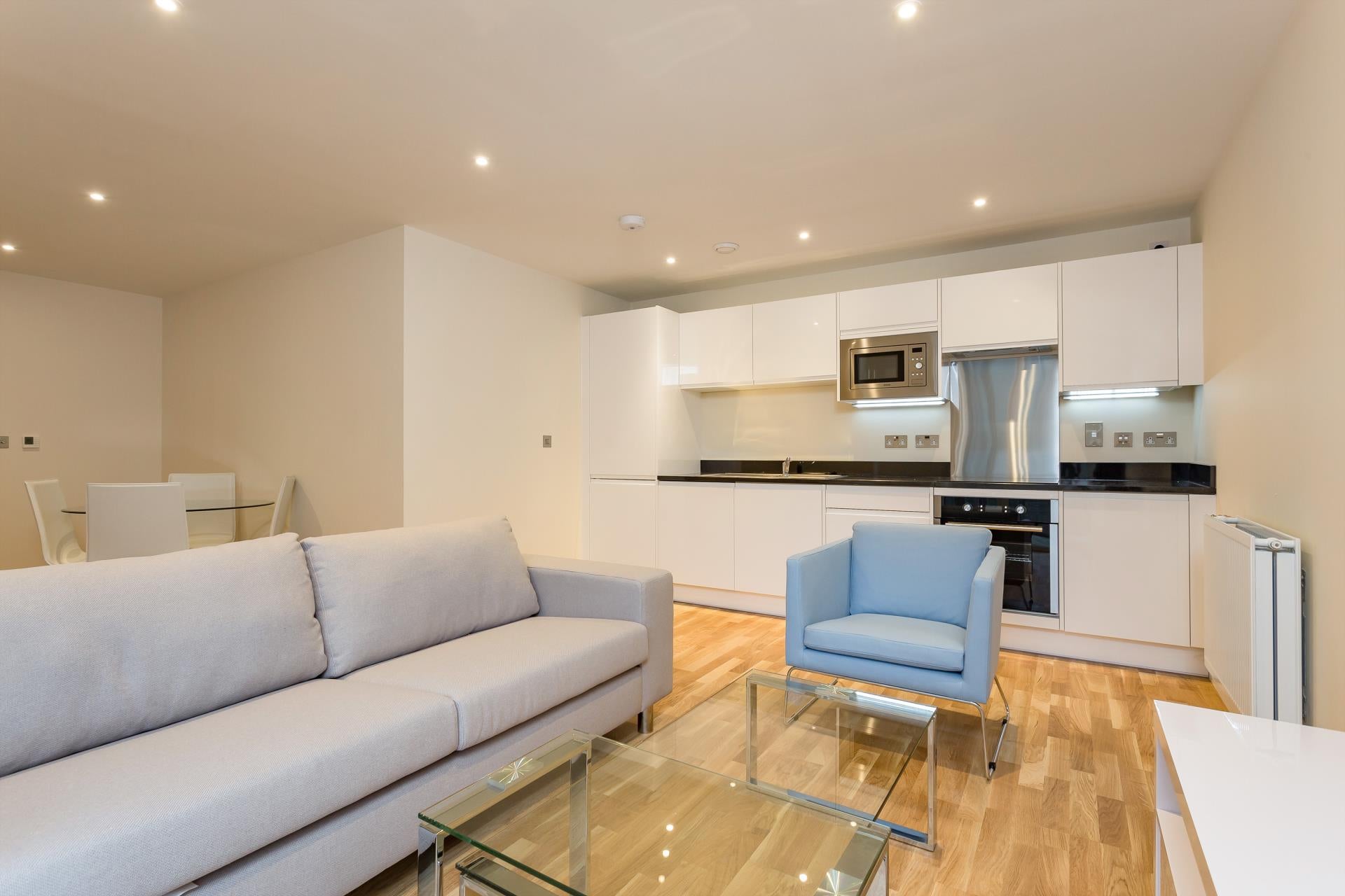 Flat Hertsmere Road in Greater London