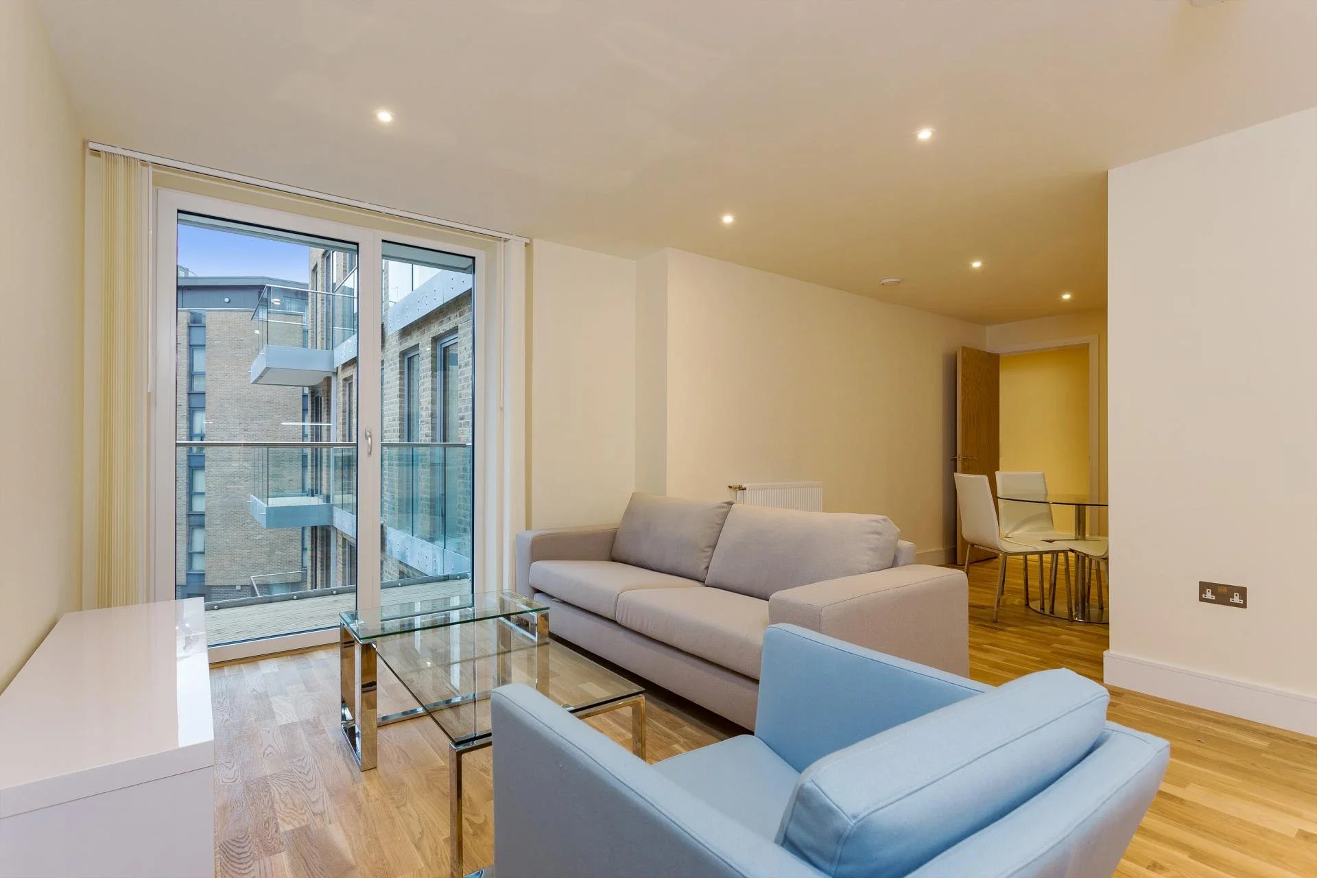 Flat Hertsmere Road in Greater London