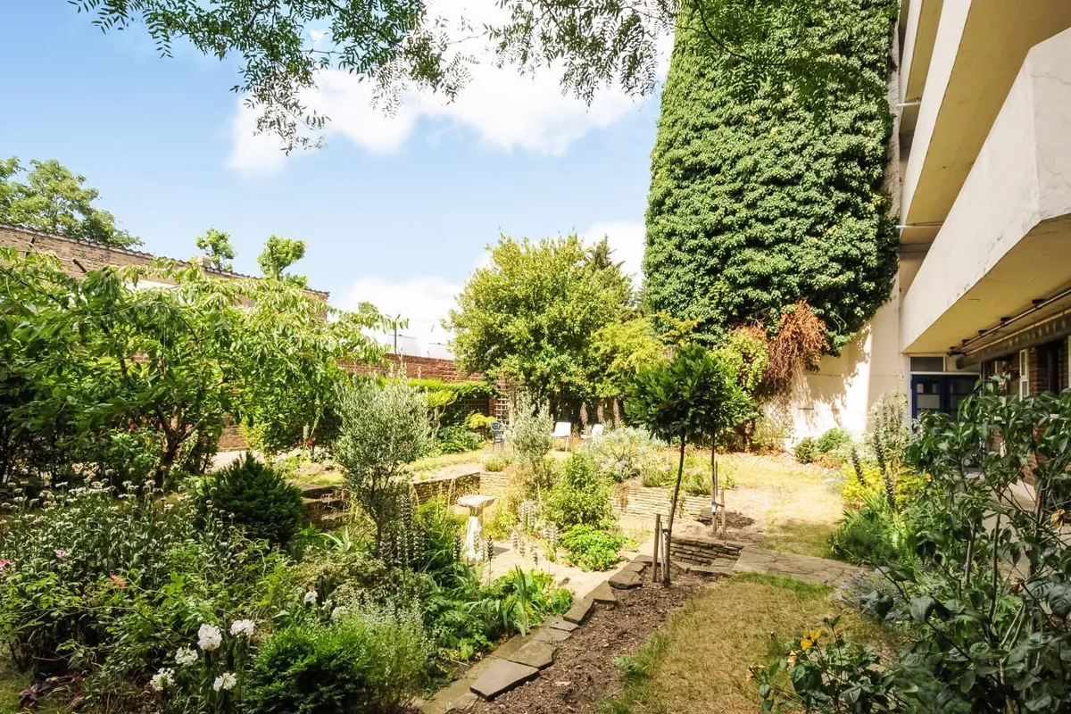 Flat Cathnor Road in Greater London