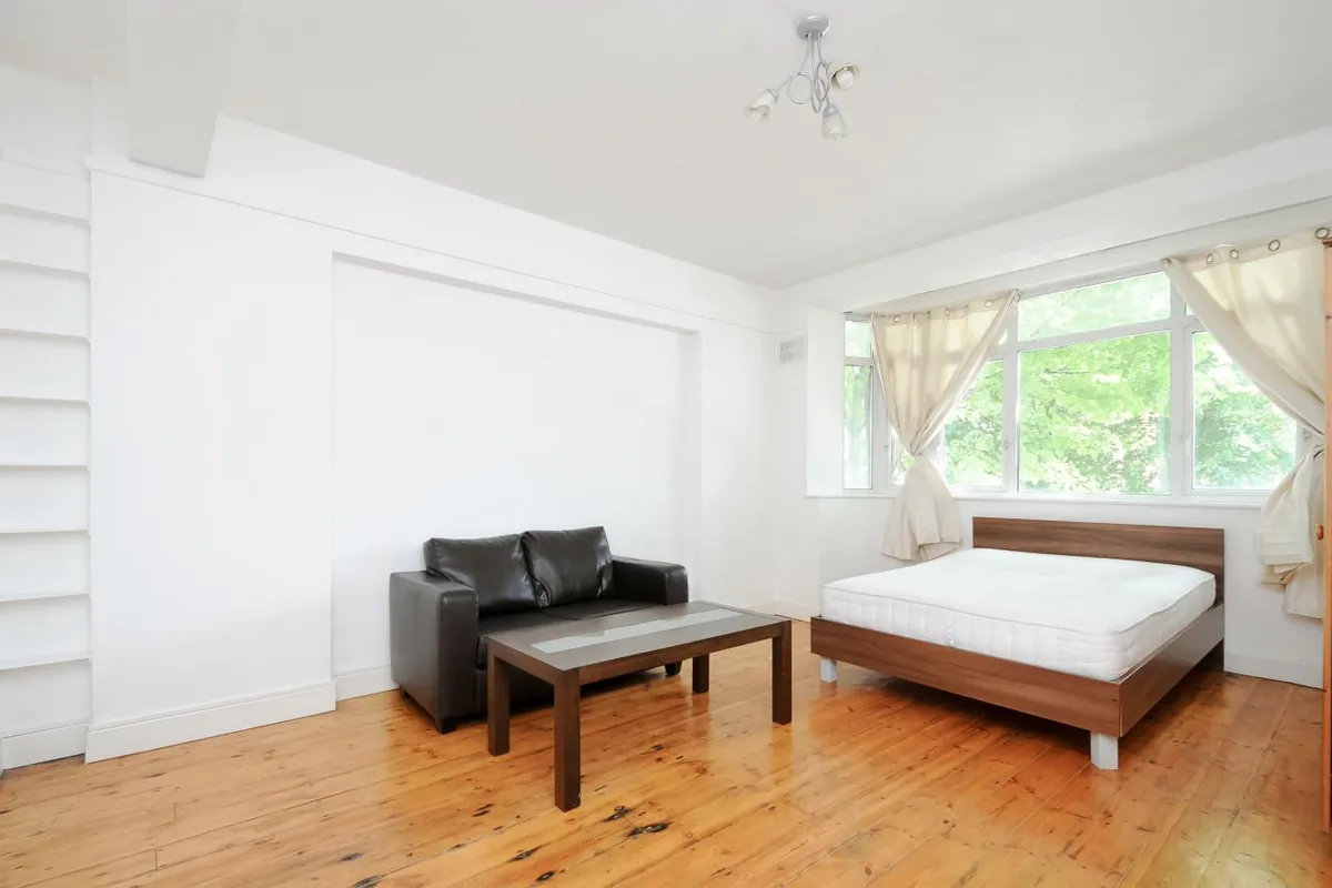 Flat Cathnor Road in Greater London