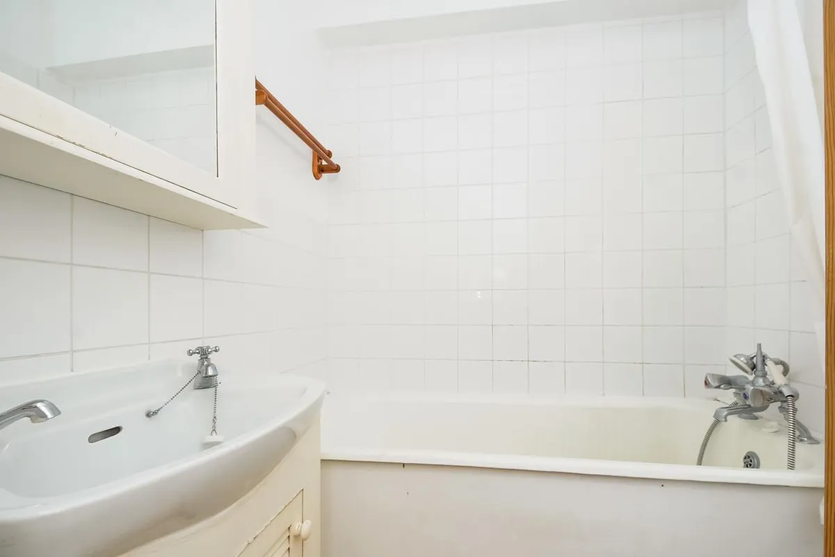 Flat Cathnor Road in Greater London
