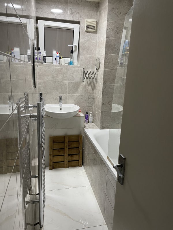 Room Broomgrove Road in Greater London
