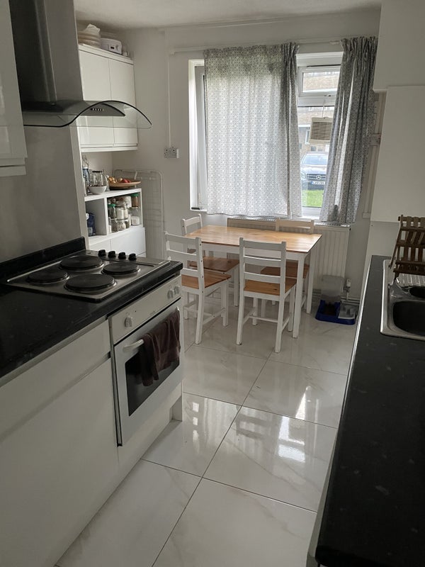 Room Broomgrove Road in Greater London