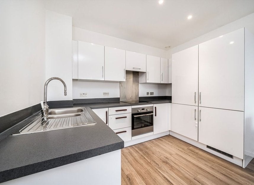 Flat Alie Street in Greater London