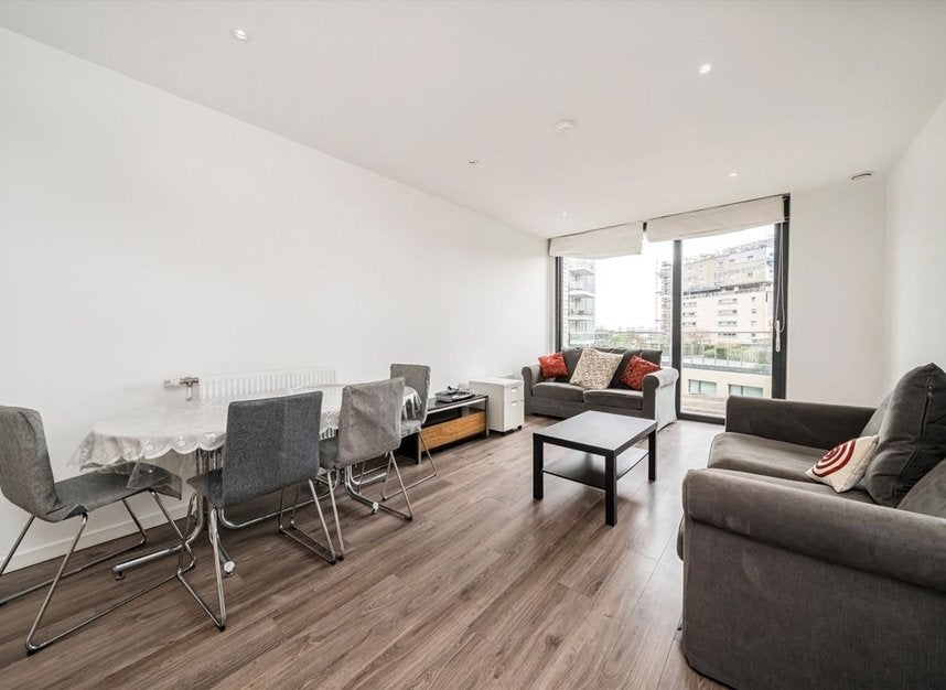 Flat Alie Street in Greater London