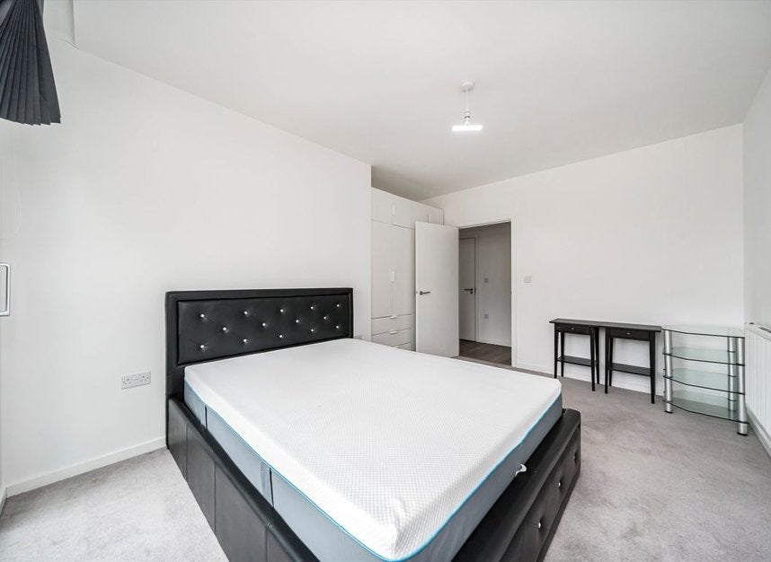 Flat Alie Street in Greater London