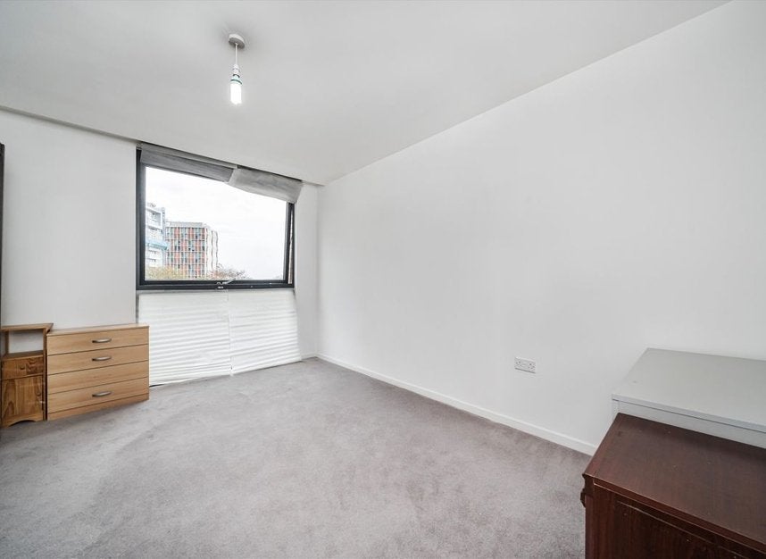Flat Alie Street in Greater London