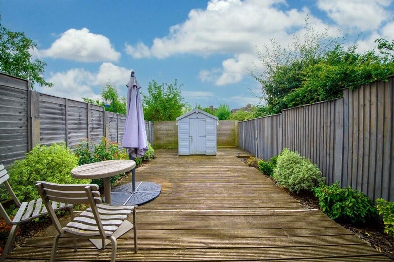Room Churchfield Avenue in Greater London