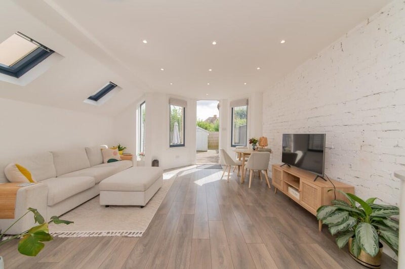 Room Churchfield Avenue in Greater London