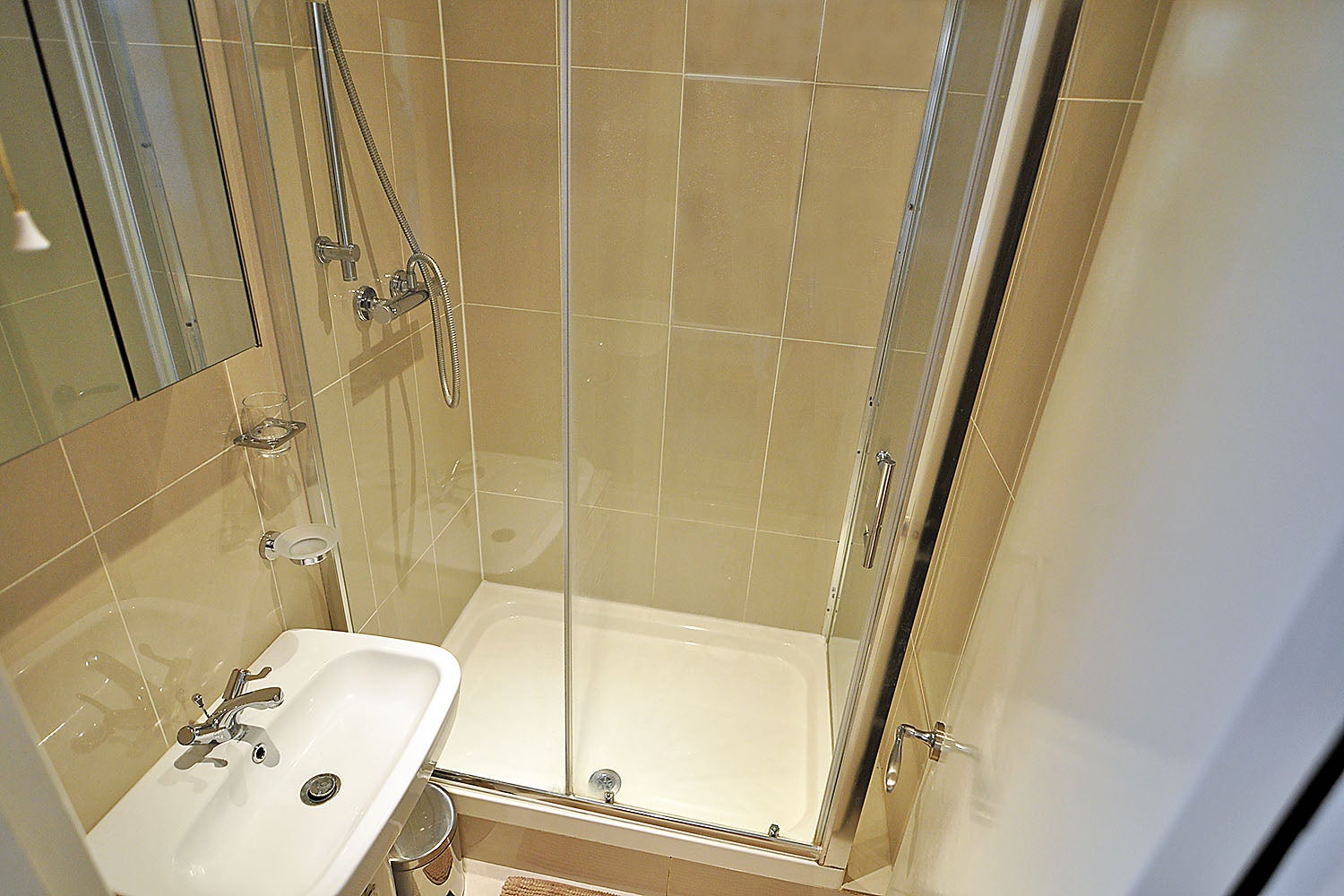 Flat Cheniston Gardens in Greater London
