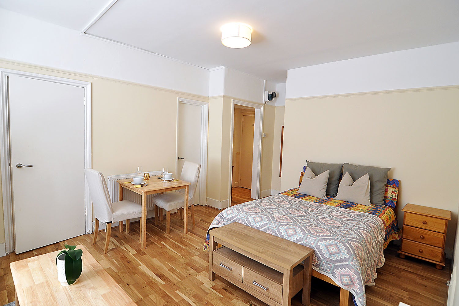 Flat Cheniston Gardens in Greater London