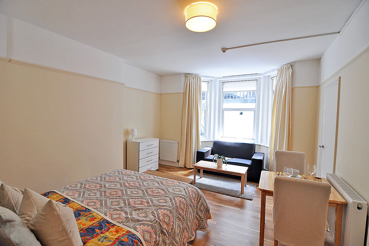 Flat Cheniston Gardens in Greater London