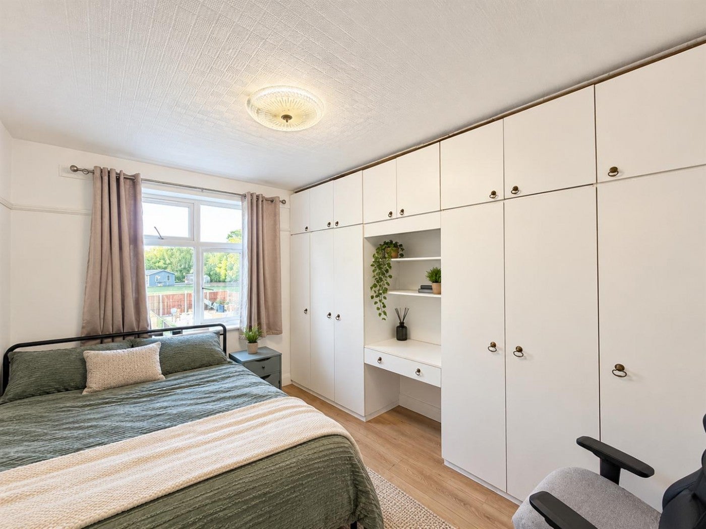 House Chatsworth Crescent in Greater London
