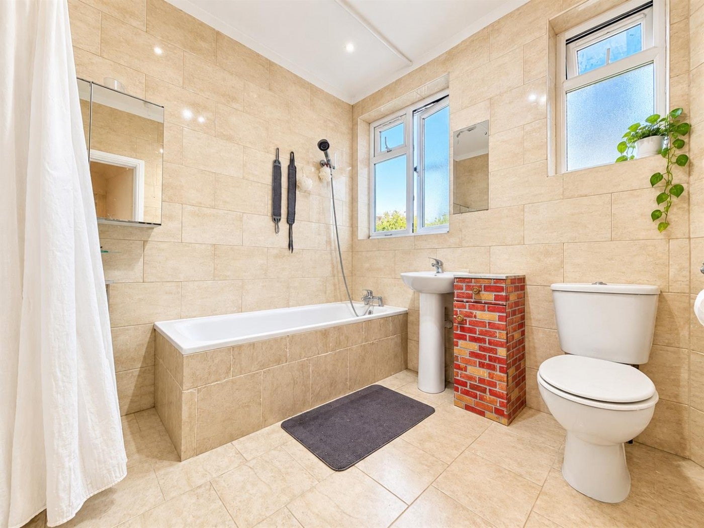 House Chatsworth Crescent in Greater London