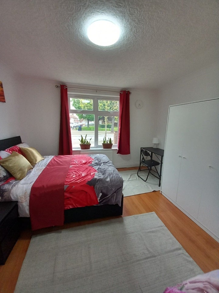 Flat Lodge Avenue in Greater London