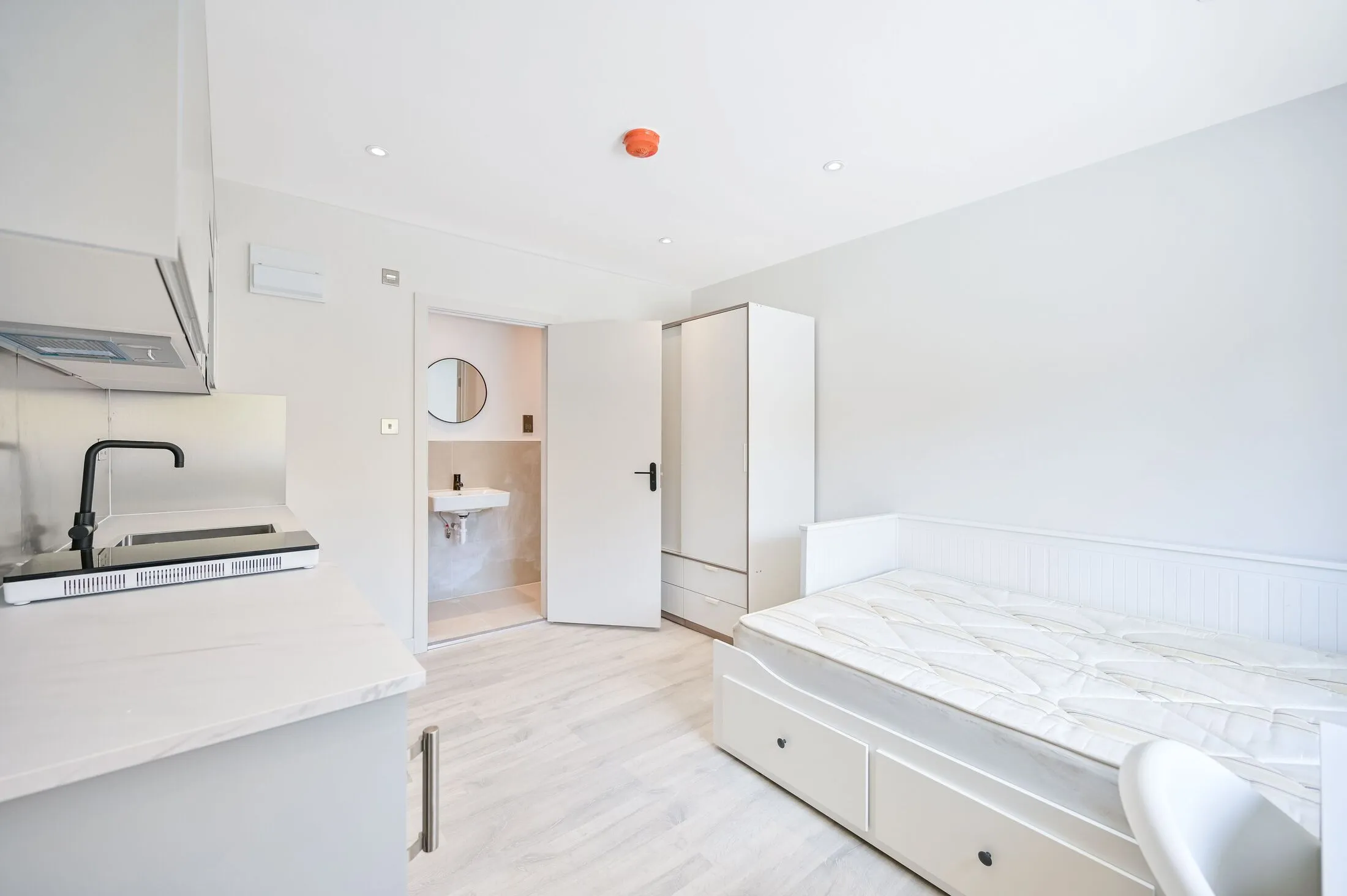 Flat Addison Gardens in Greater London