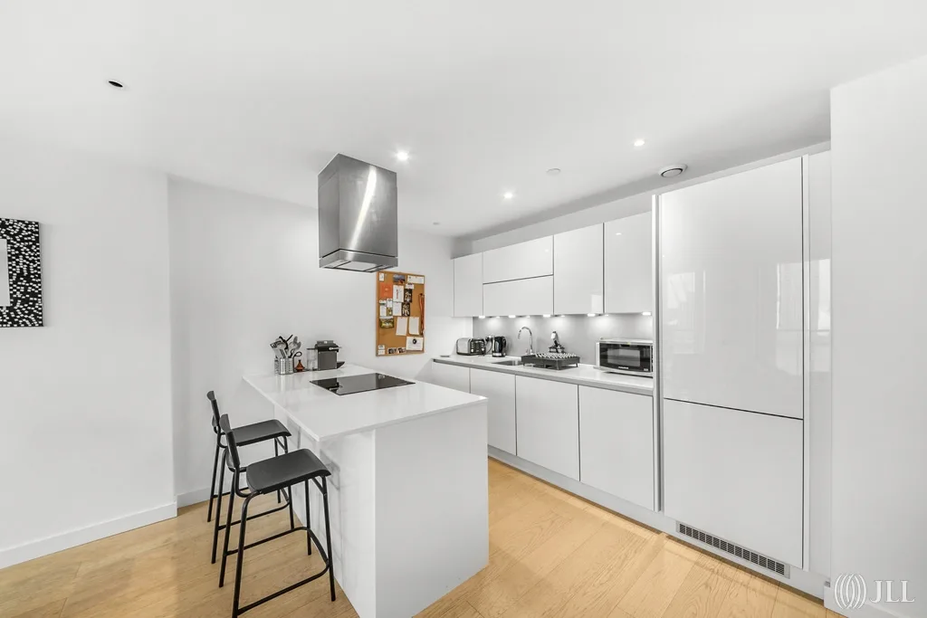 Flat Pepper Street in Greater London
