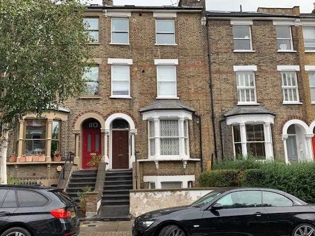 Flat Huddleston Road in Greater London