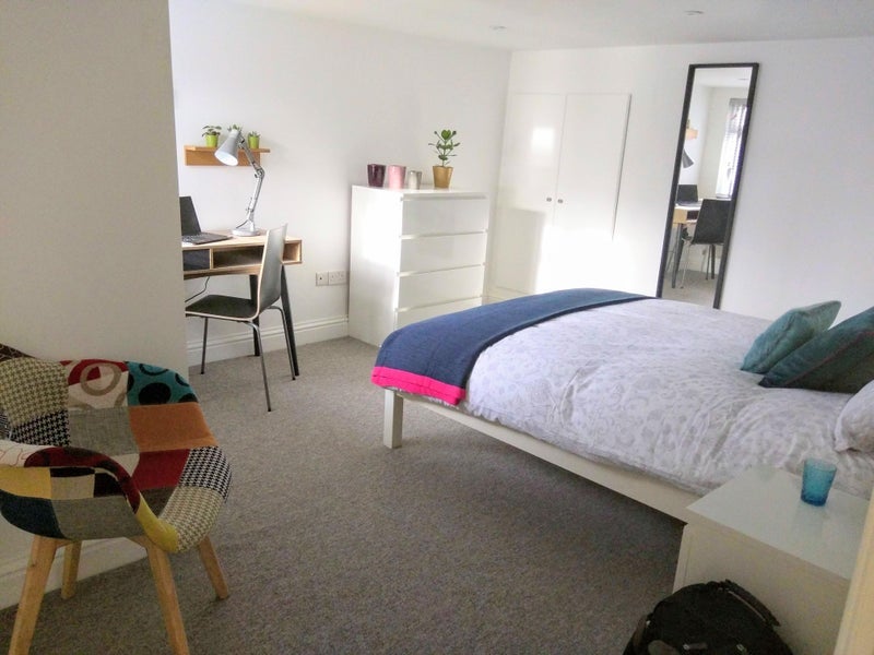 Room Farley Road in Greater London