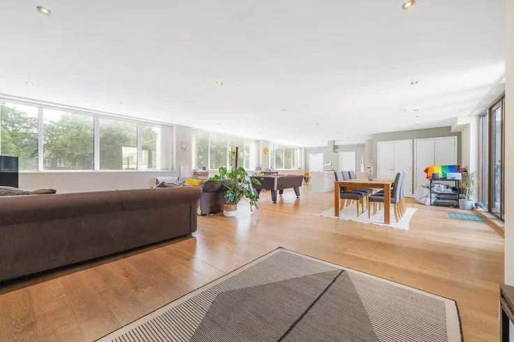 Flat Brixton Hill in Greater London