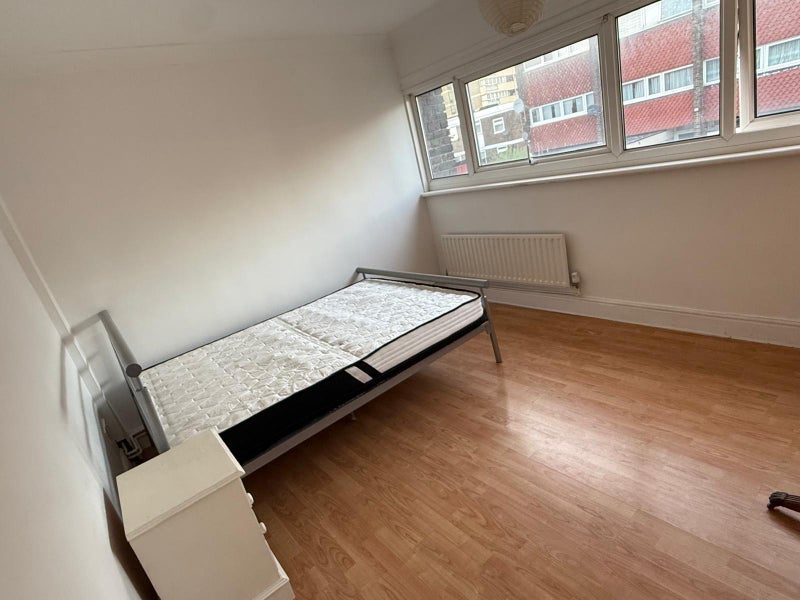 Room Leywick Street in Greater London