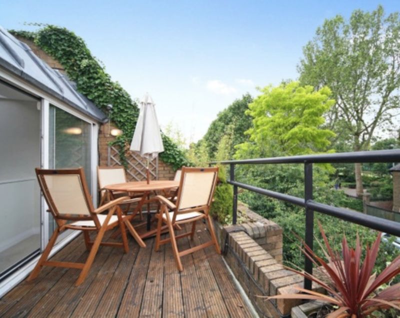 Flat Walmer Road in Greater London