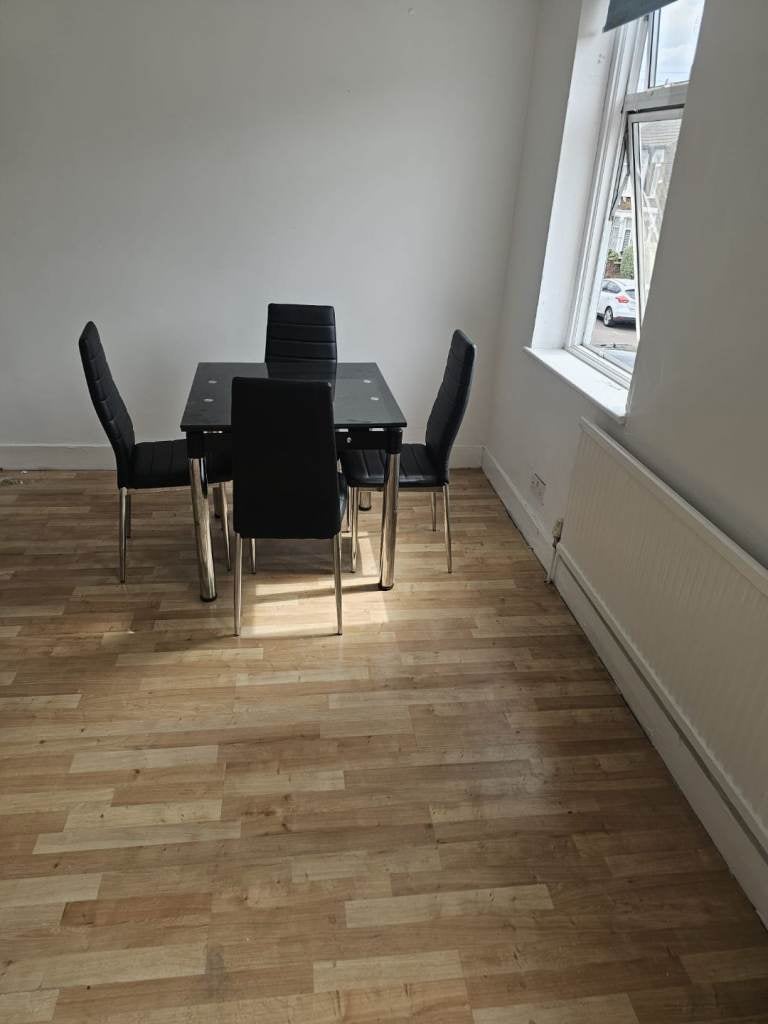 Flat Northbank Road in Greater London
