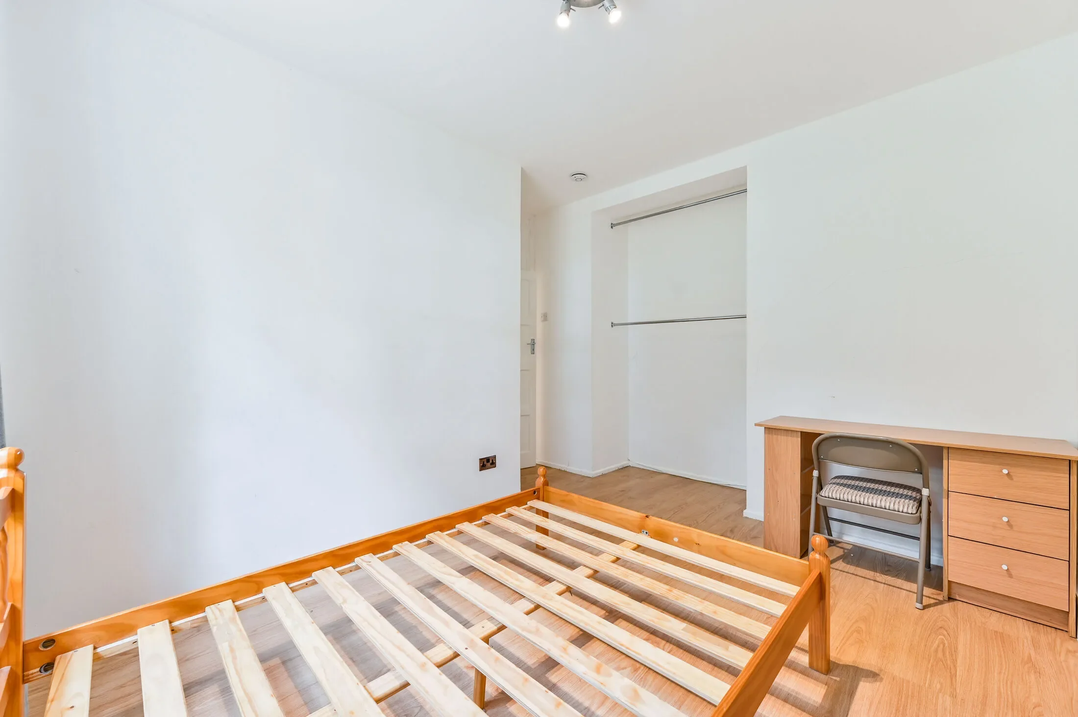 Flat Adelaide Road in Greater London