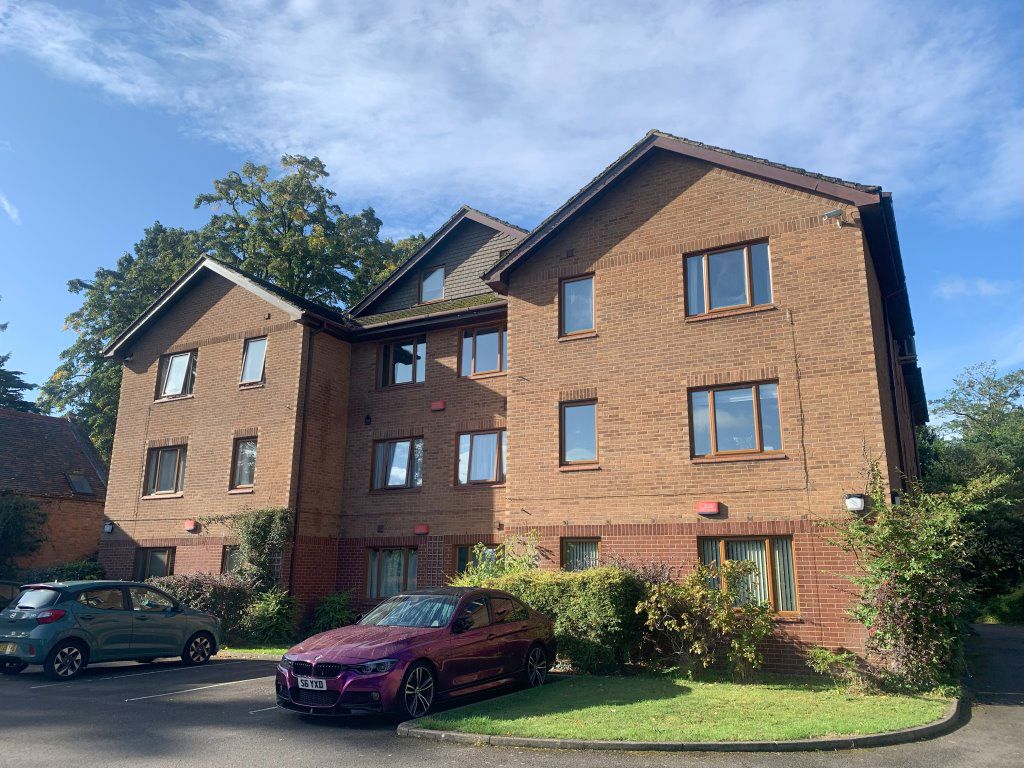 Flat Harlestone Road in Northampton
