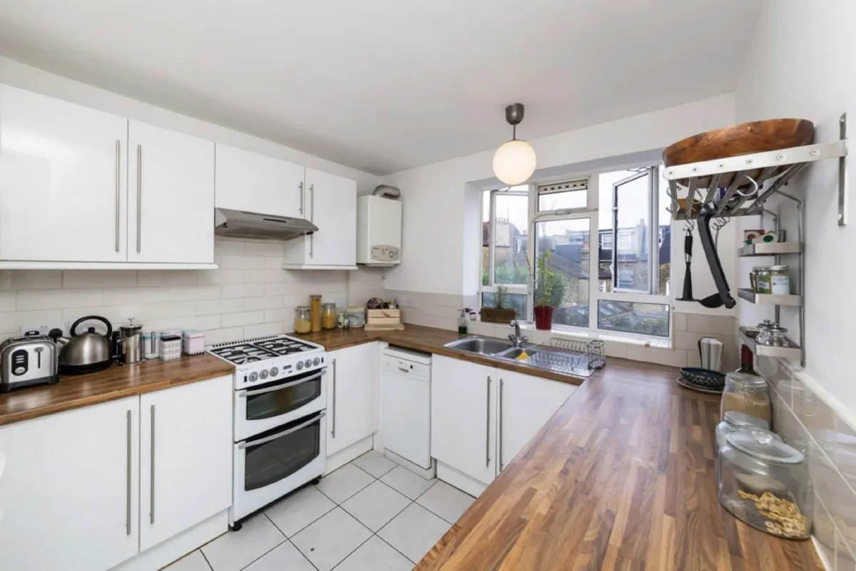 Flat St James's Close in Greater London