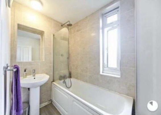 Room Commercial Way in Greater London