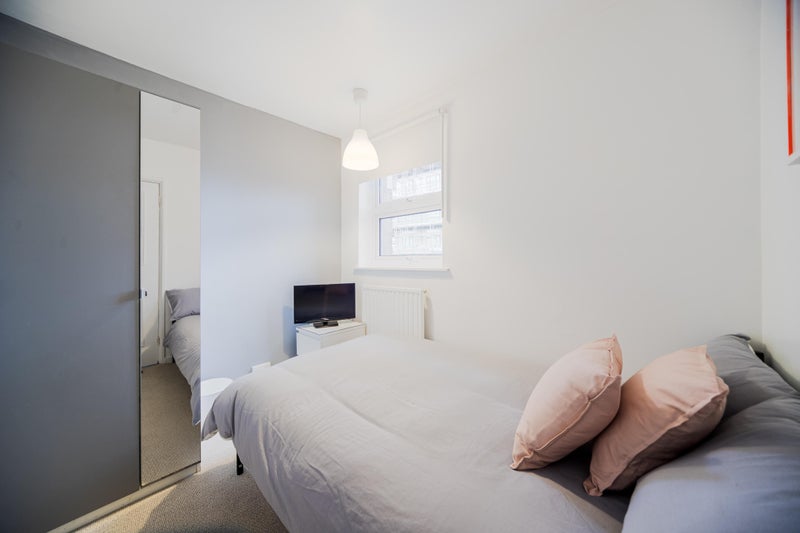 Room Commercial Way in Greater London