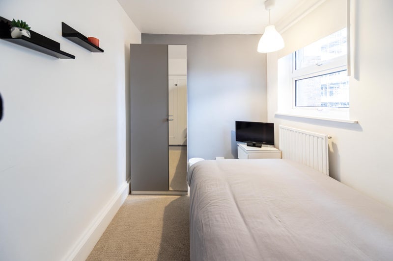 Room Commercial Way in Greater London