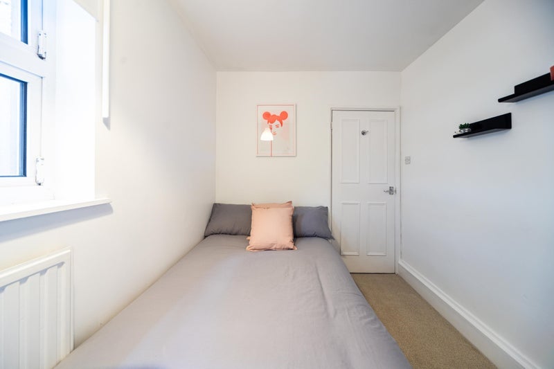 Room Commercial Way in Greater London