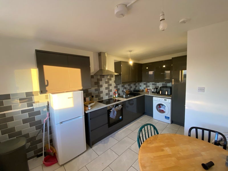 Room Kirtling Street in Greater London